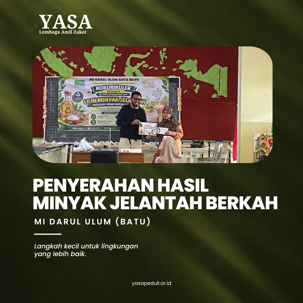 Minyak Jelantah Berkah penyerahan hasil pengelolaan minyak jelantah di MI Darul Ulum Kota Batu.